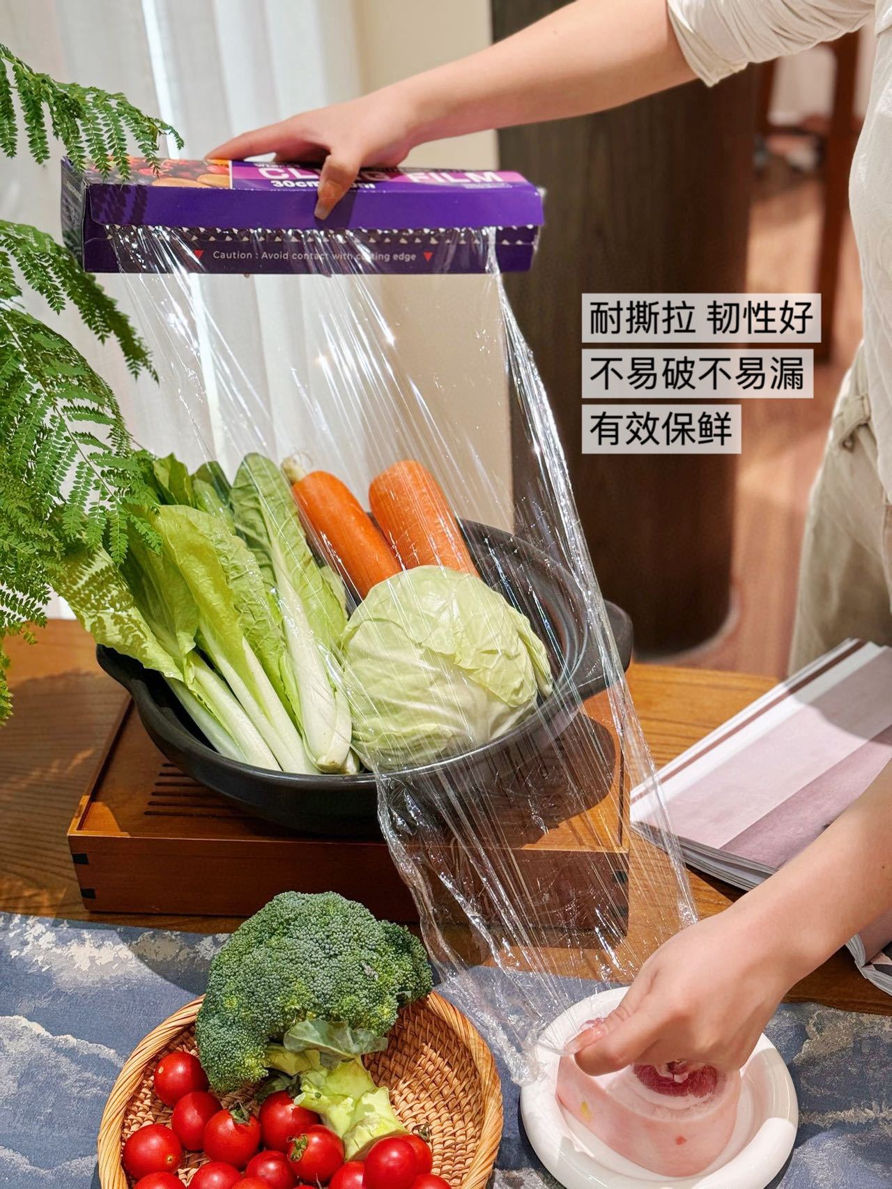 外贸食品级切割保鲜膜家用耐高温大卷厨房英文盒装详情11