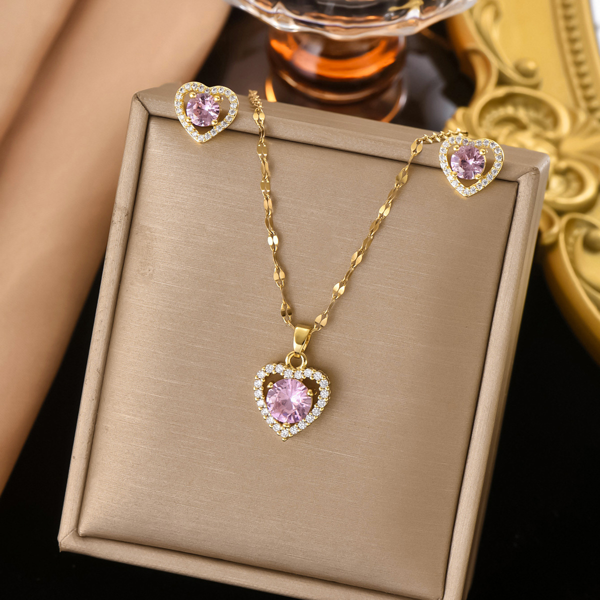 跨境心形环绕细碎锆石中间粉色宝石点缀的轻奢风金色链项链耳环详情1