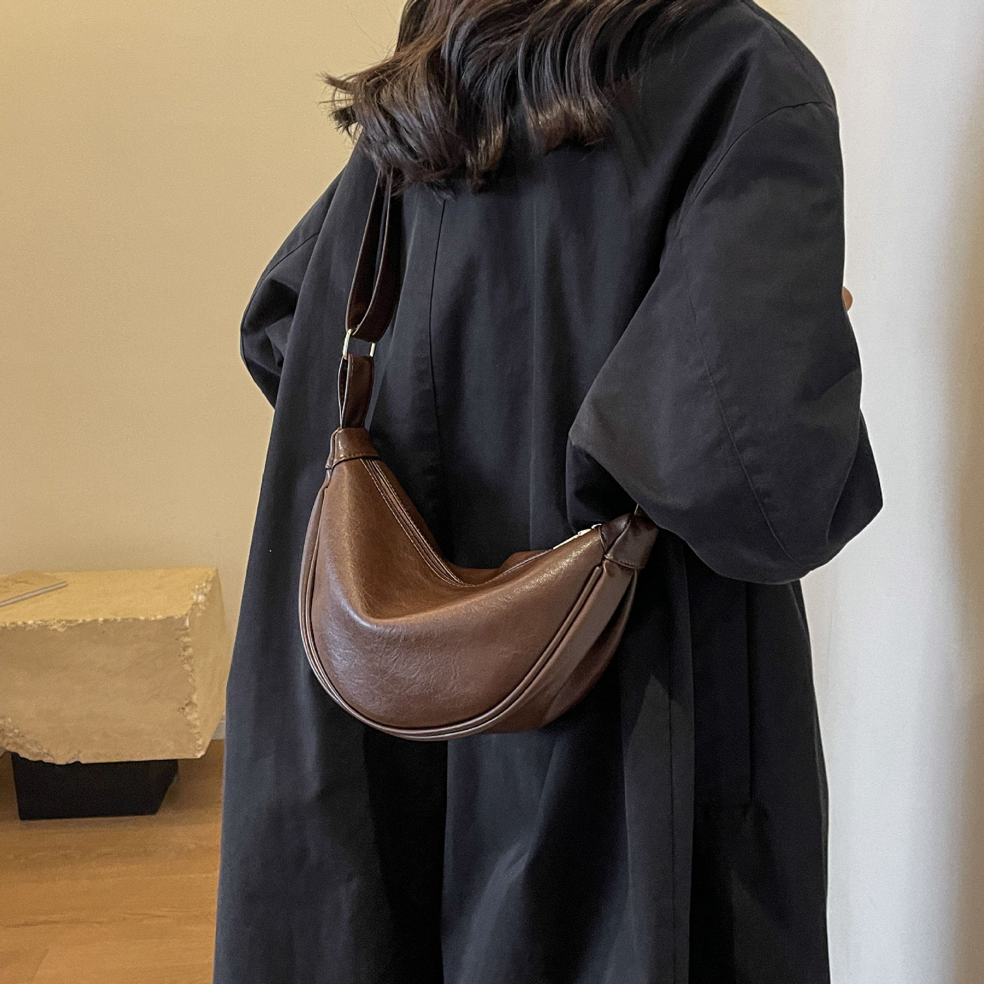 大容量包包女2023新款秋冬潮小众设计单肩斜挎包高级感复古饺子包详情32