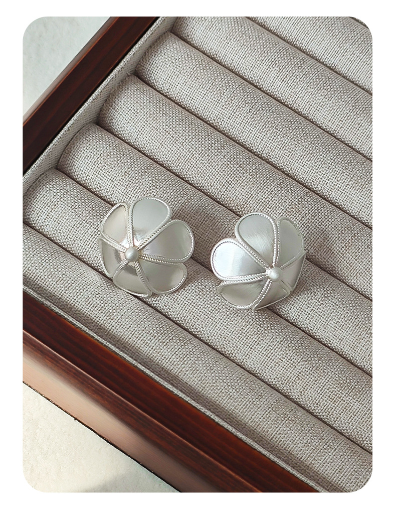 软山淡水珍珠耳钉简约小众精致拉丝花朵耳钉百搭青岛饰品银针耳钉详情7