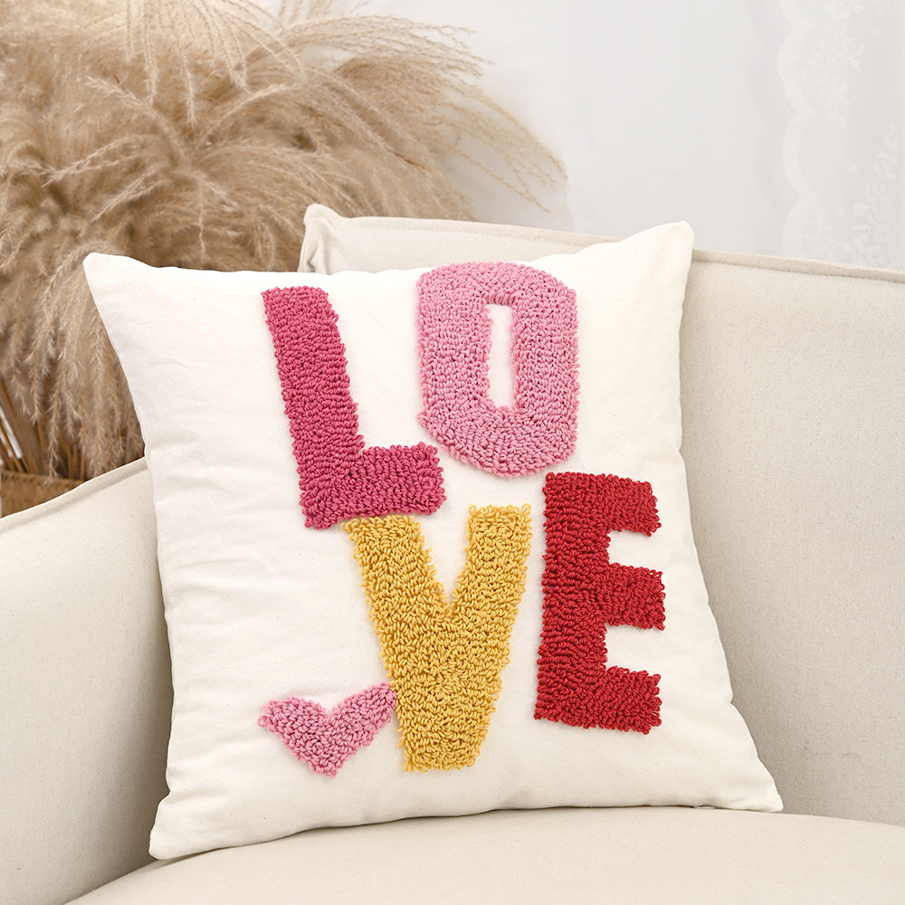 刺绣爱心可爱沙发抱枕情人节立体圈绒靠枕靠垫详情7