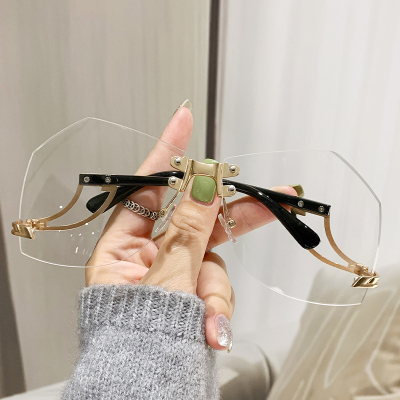 Fashionable frameless edge-cut women's sunglasses, trendy and individual, with irregular design of hollowed-out temple, ocean plate sunglasses and UV-resistant sunglasses Application Scenario