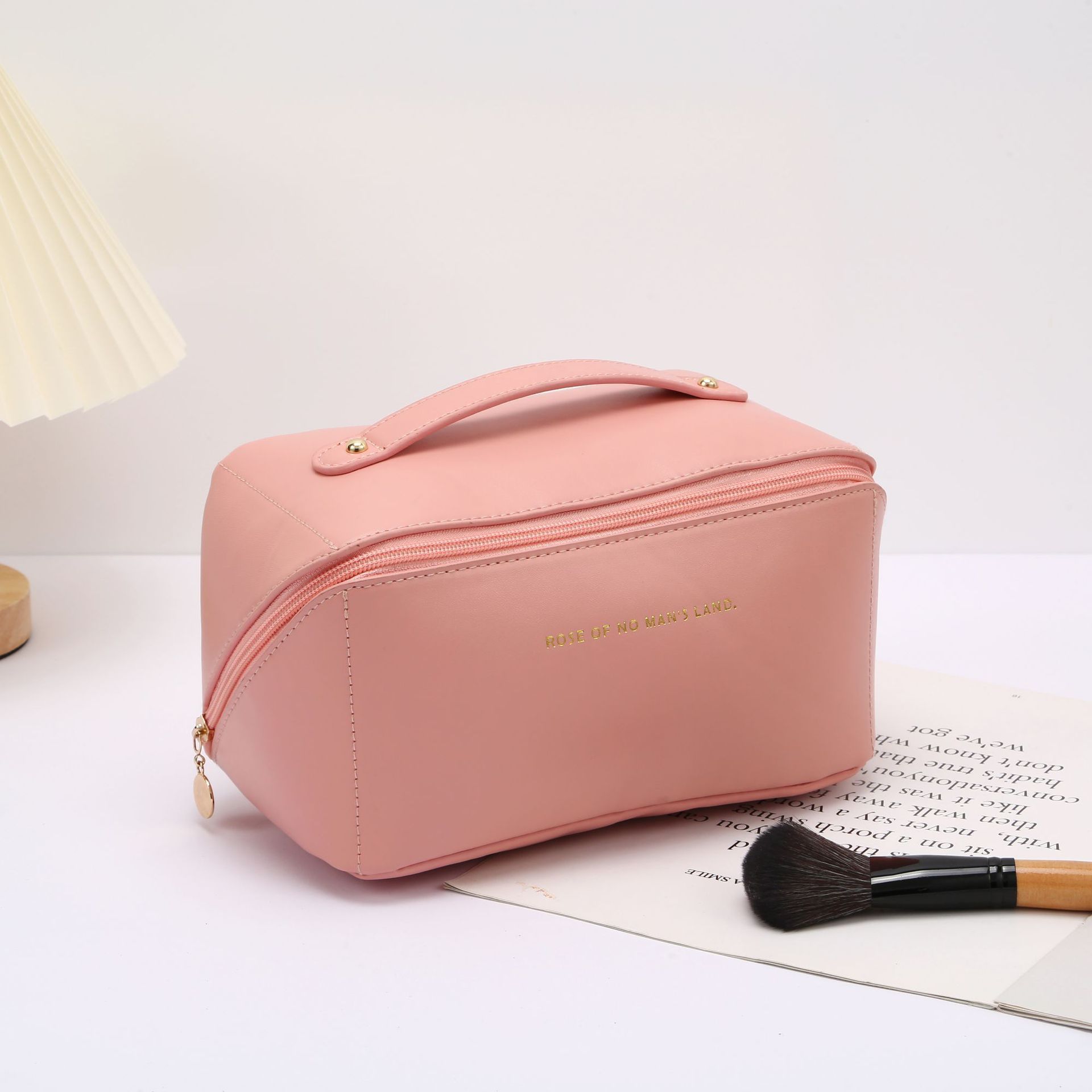 Qin Yun Duo pillow, large-capacity makeup bag, new ins light luxury travel portable multi-functional makeup storage bag, leather goods Specification image