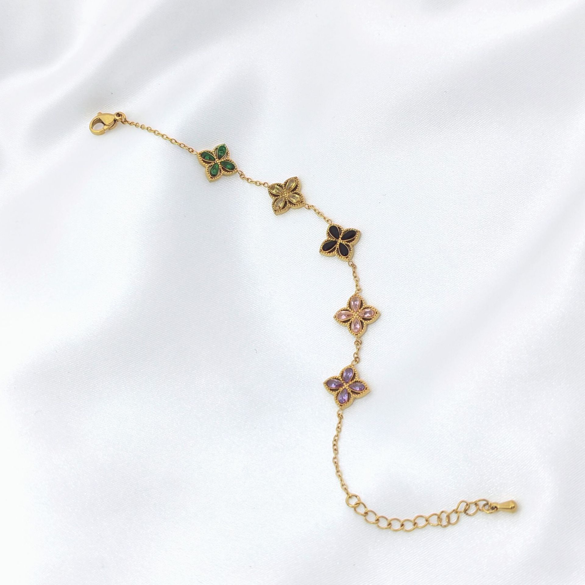 Cross-border European and American style 18K gold high-end feel bracelet, made of stainless steel, four-leaf clover and clover design, colorful and non-fading, factory direct sales premium bracelet Item Picture