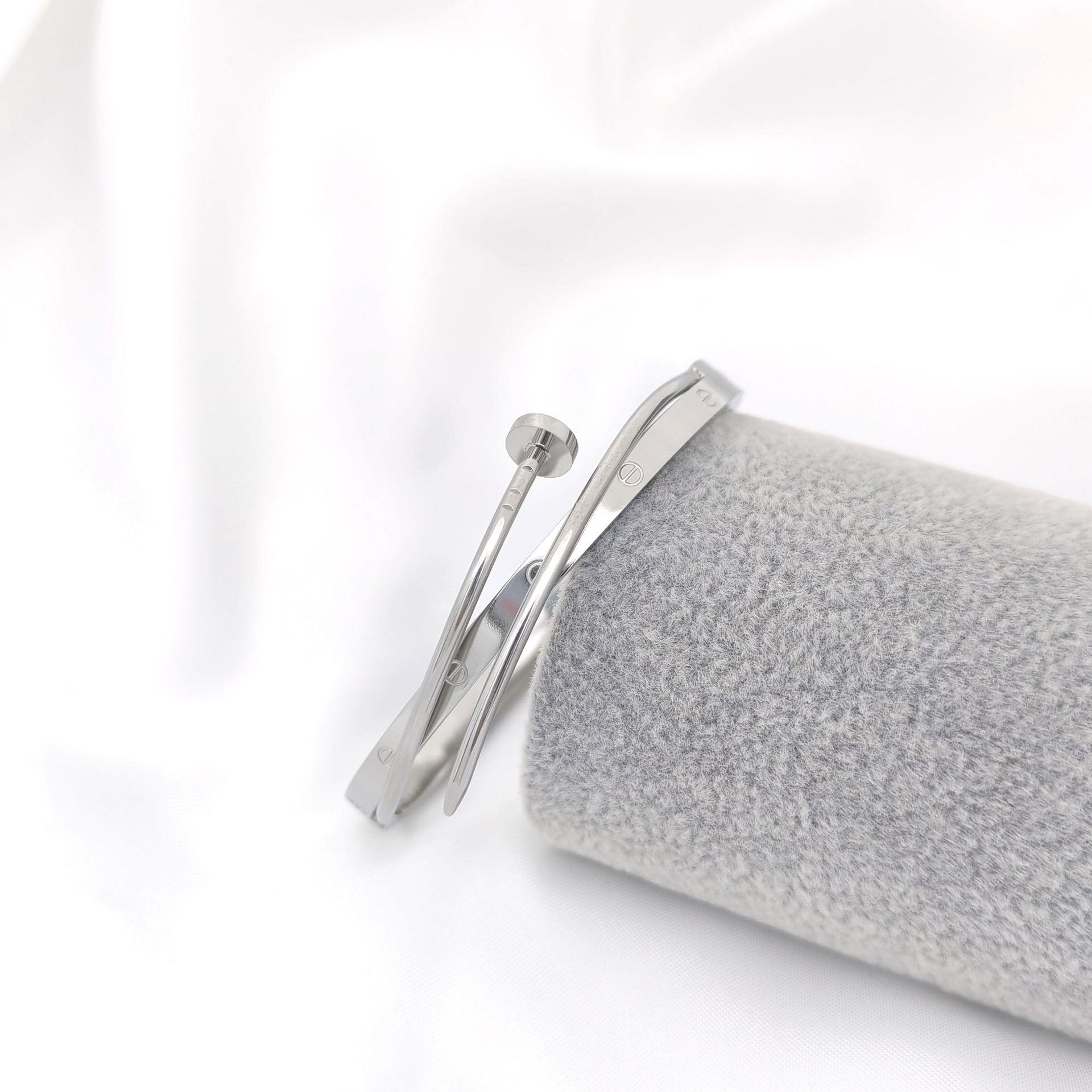 This couple's titanium steel bracelet exudes a high-end and feminine charm. It features a Korean style and is a popular cross-border jewelry item. The bracelet is designed with nails and is exquisite and durable Item Picture