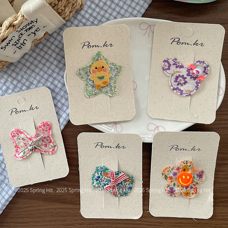 New Korean-style floral cartoon children's hair clip, creative side bangs clip, sweet bear bow hair accessory Application Scenario