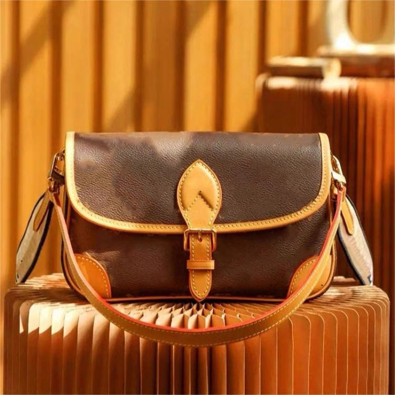 男士渠道货法棍包老花宽肩带单肩斜挎腋下包颗粒感强油润质感菱形点阵皮具男包袋详情图3