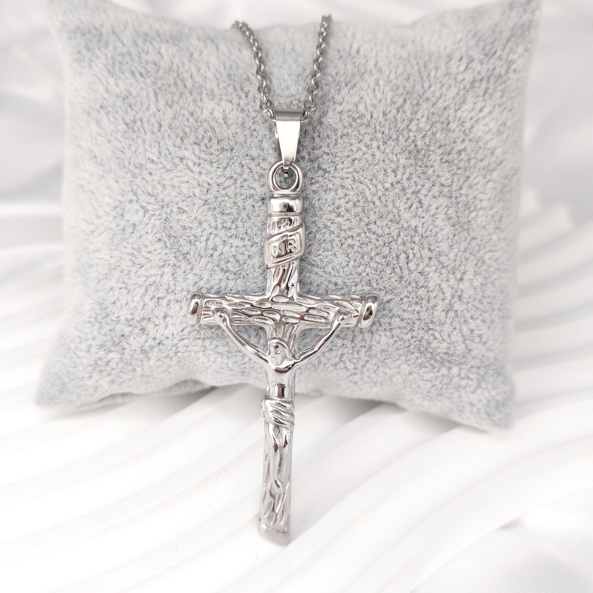 New European and American trendy titanium steel necklace, men's personalized hip-hop style skull pendant, women's sweater chain paired with accessories, high-end accessory jewelry Application Scenario