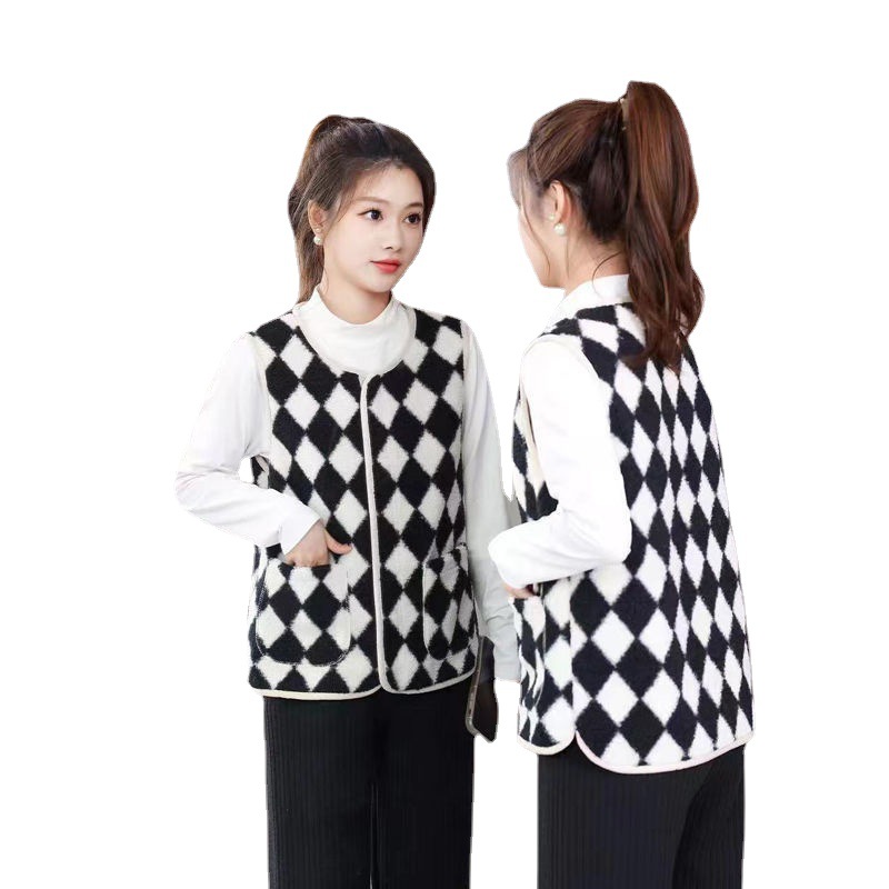 The 2023 Spring and Autumn new collection features a versatile Korean lambskin vest for women, with a granular fleece checkerboard checkered vest and cape style Application Scenario