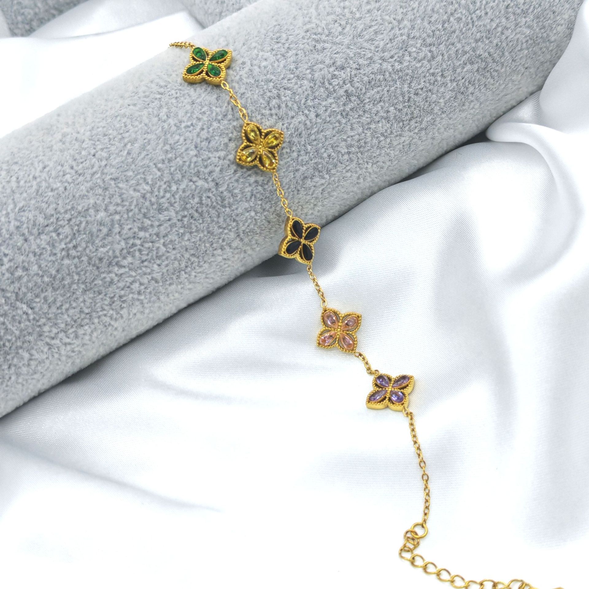 Cross-border European and American style 18K gold high-end feel bracelet, made of stainless steel, four-leaf clover and clover design, colorful and non-fading, factory direct sales premium bracelet Specification image
