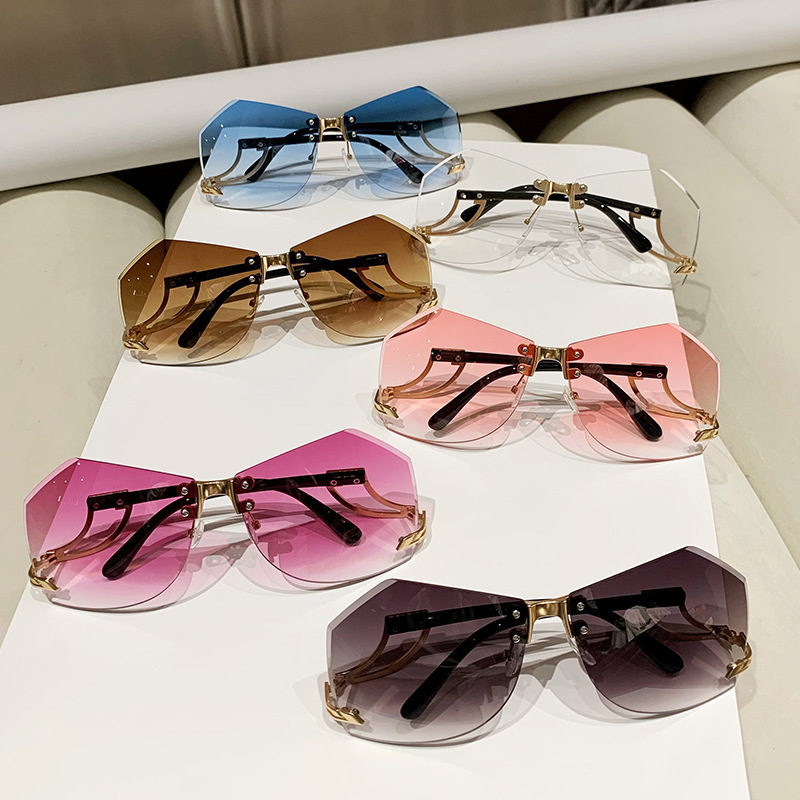 Fashionable frameless edge-cut women's sunglasses, trendy and individual, with irregular design of hollowed-out temple, ocean plate sunglasses and UV-resistant sunglasses