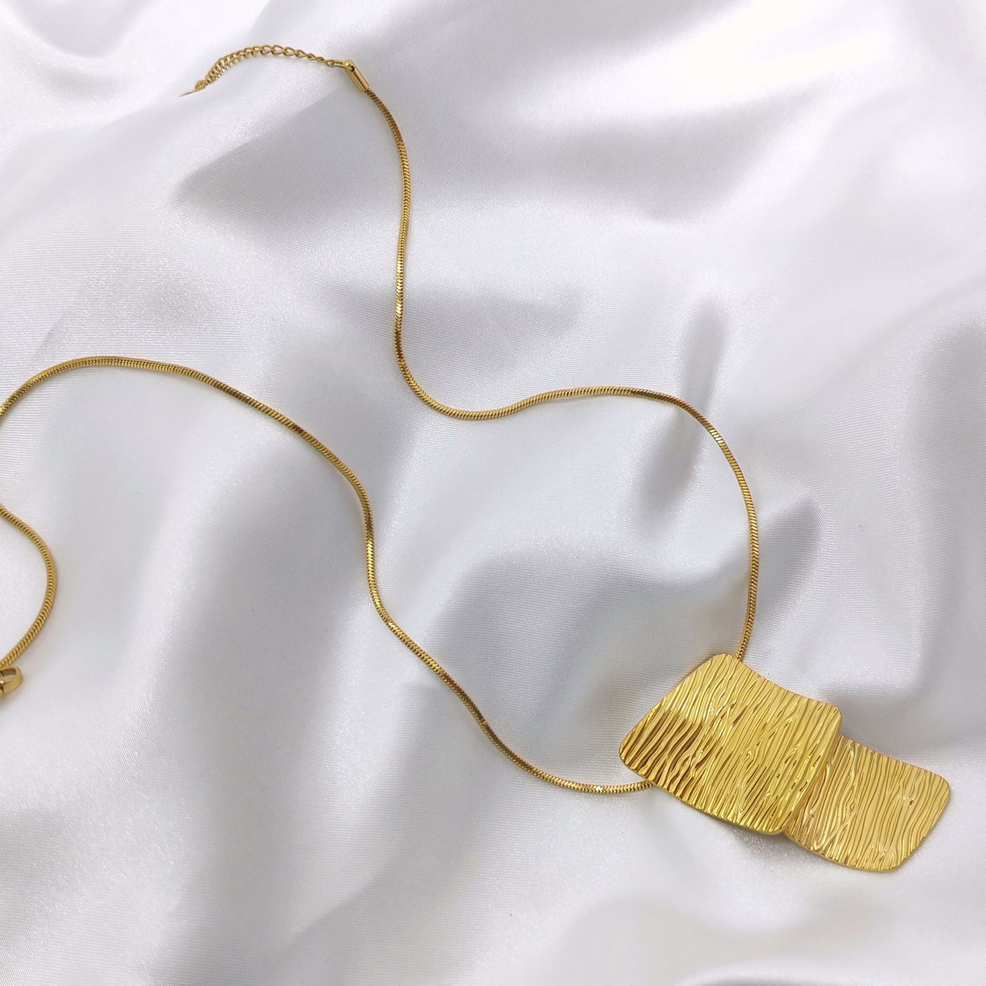 The new cross-border European and American fashion light luxury jewelry, a high-end stainless steel necklace, with a unique striped geometric design and exaggerated jewelry, showcases a distinctive charm Specification image