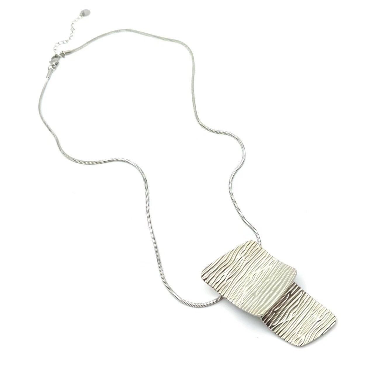 The new cross-border European and American fashion light luxury jewelry, a high-end stainless steel necklace, with a unique striped geometric design and exaggerated jewelry, showcases a distinctive charm Application Scenario