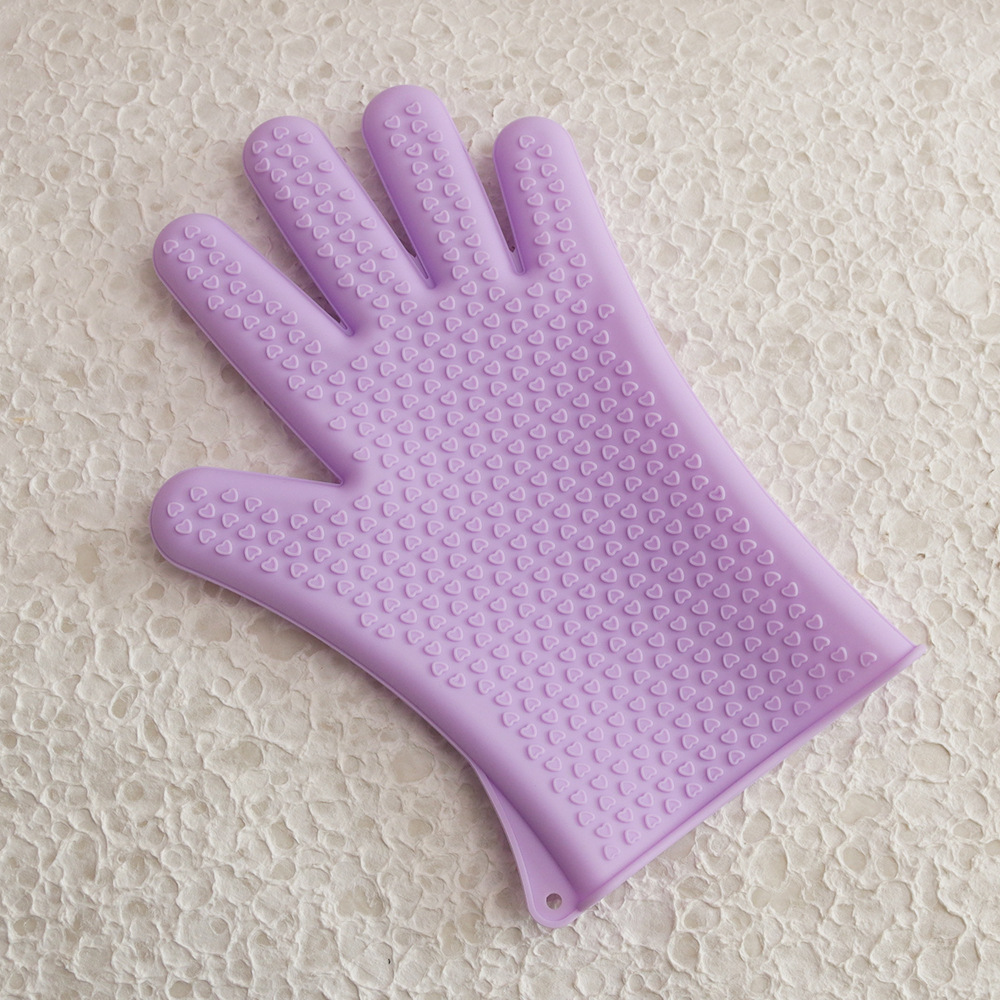 Silicone thick kitchen cleaning and dishwashing gloves Anti-scalding anti-high temperature microwave baking insulated household oven gloves are practical and durable Application Scenario