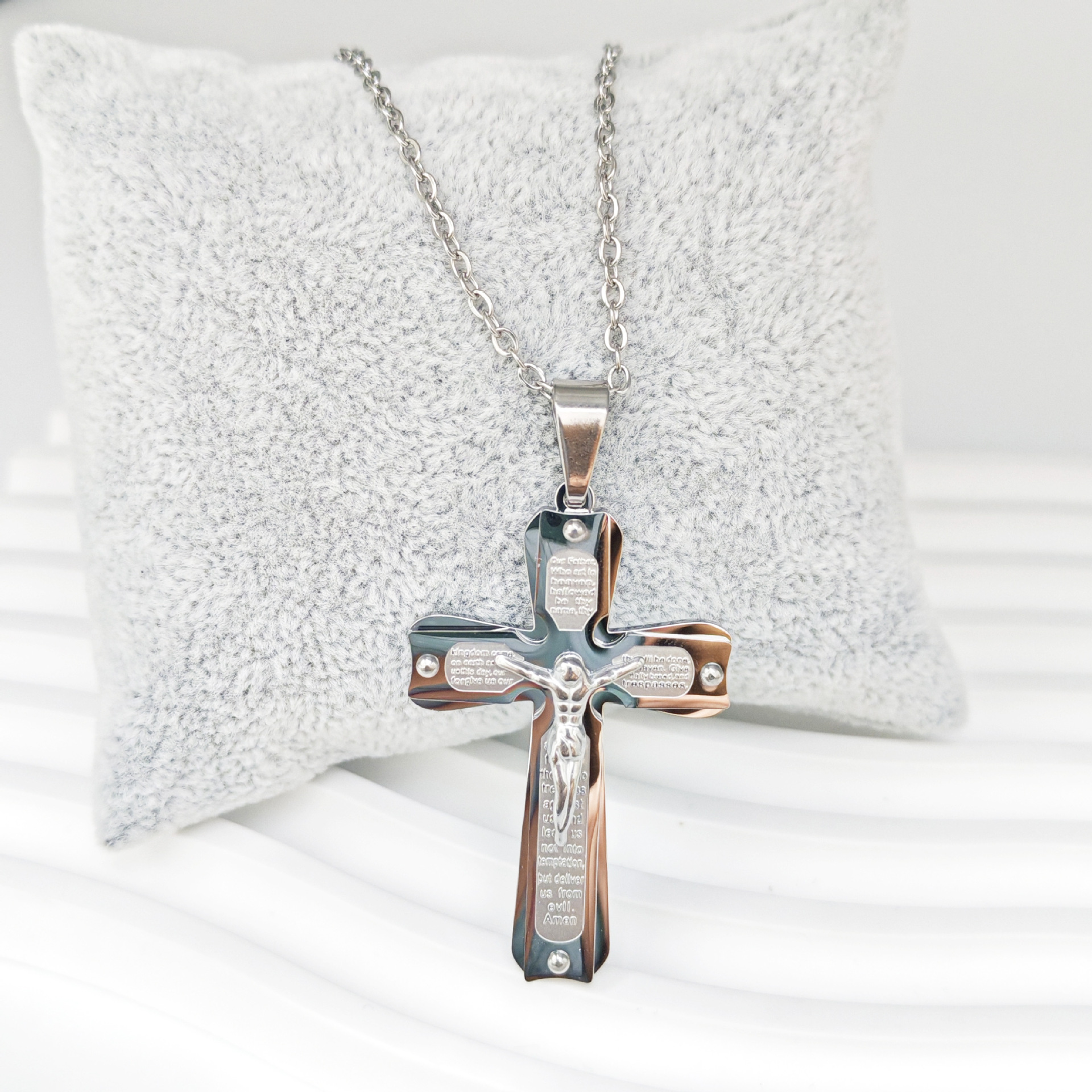 Cross-border European and American style men's titanium steel cross necklace, niche and personalized dressing pendant, wholesale in stock, fashionable and trendy jewelry Specification image