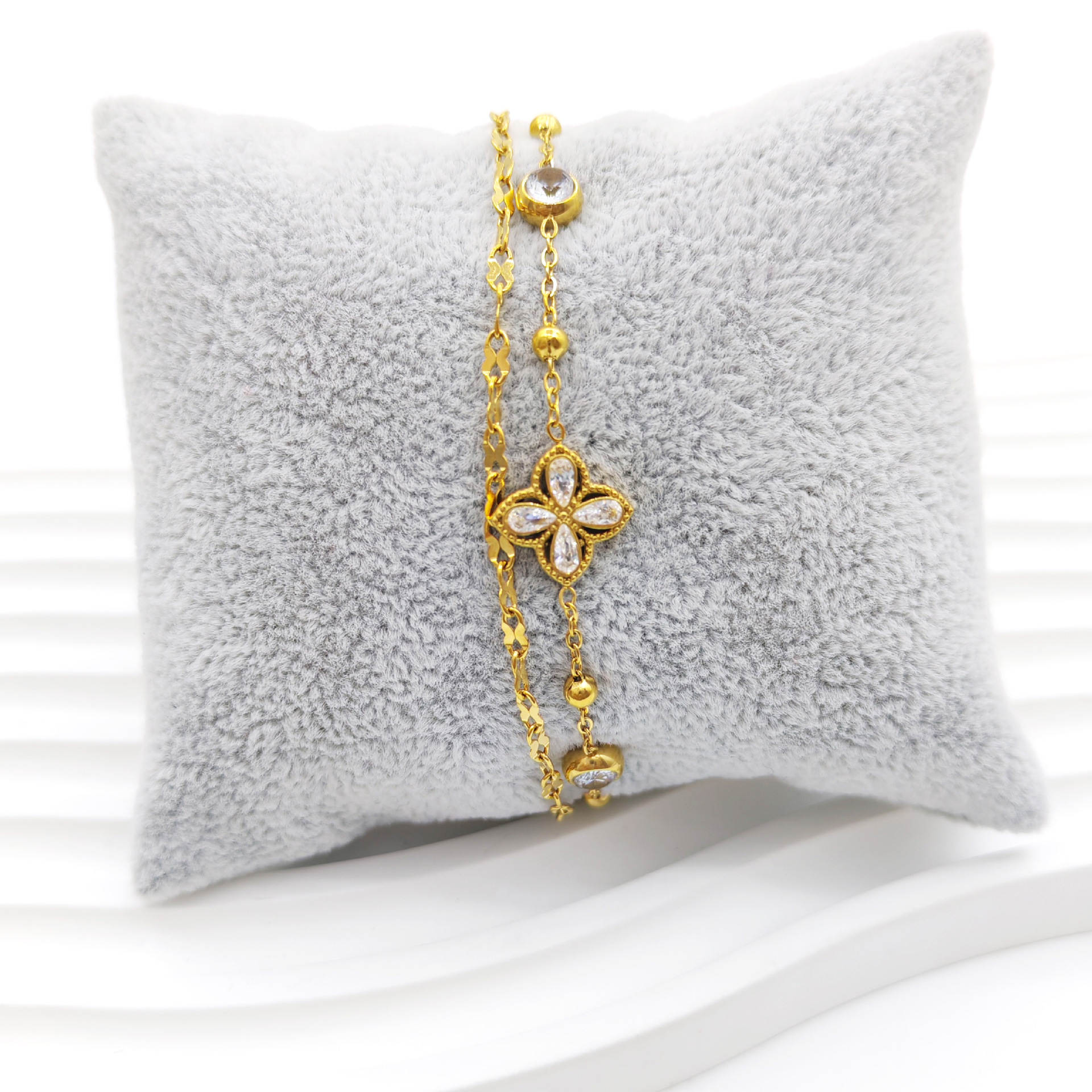 Cross-border European and American style 18K gold diamond-encrusted four-leaf clover bracelet, high-end feel, double-layer design, non-fading, handcrafted from stainless steel, factory direct sales Specification image