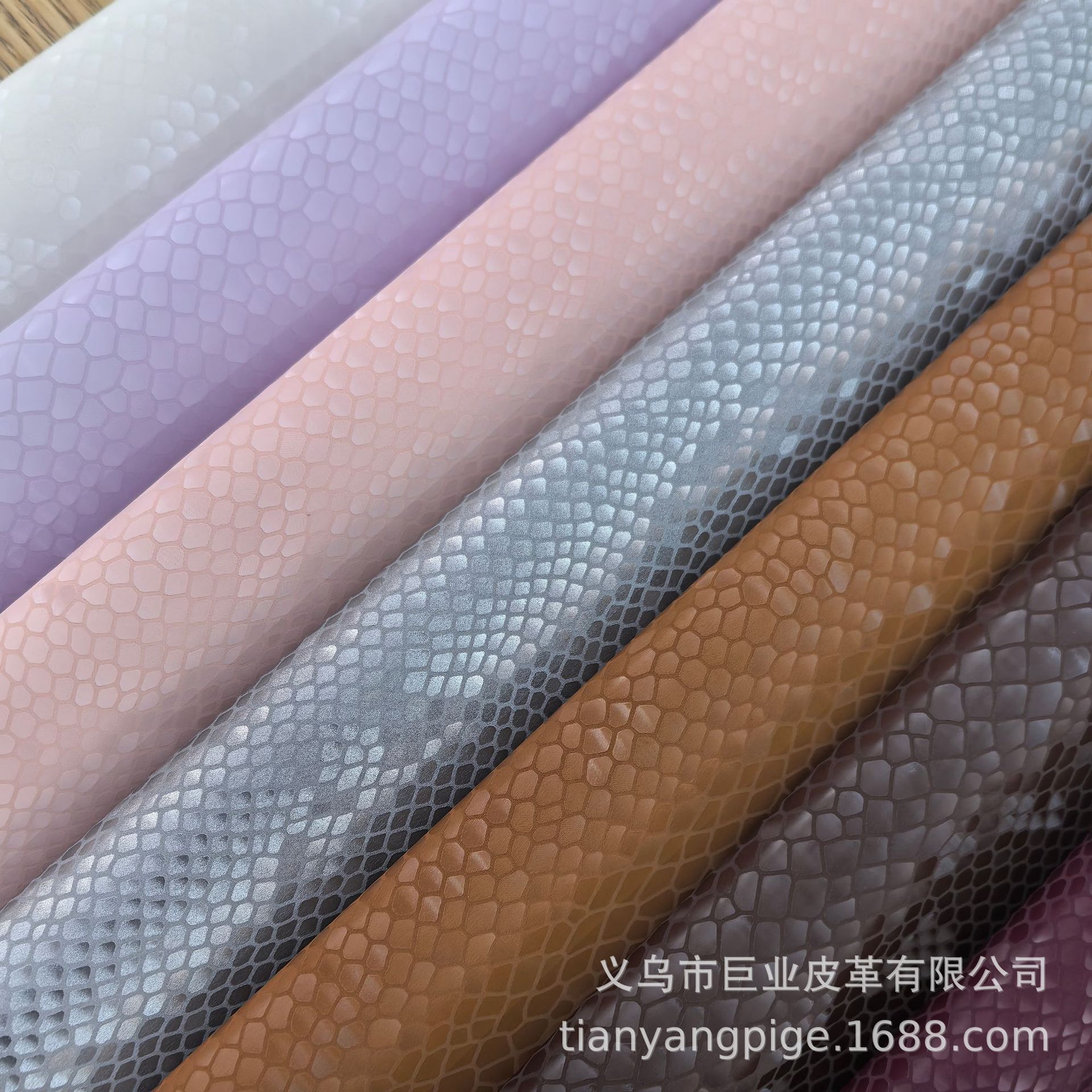 Environmentally Friendly Pu Artificial Leather Snake Pu Leather Is Suitable For High-Texture Leather Materials Such As Clothing, Shoes, Bags, Leather Belts, Decorative Packaging And Other Multi-Functional Purposes Specification drawing