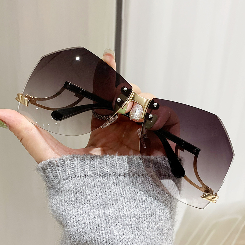 Fashionable frameless edge-cut women's sunglasses, trendy and individual, with irregular design of hollowed-out temple, ocean plate sunglasses and UV-resistant sunglasses details Picture