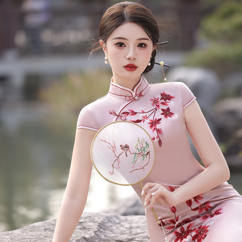 旗袍/上海东方明珠/威芸旗袍/旗袍女短袖新中式/短袖旗袍白底实物图