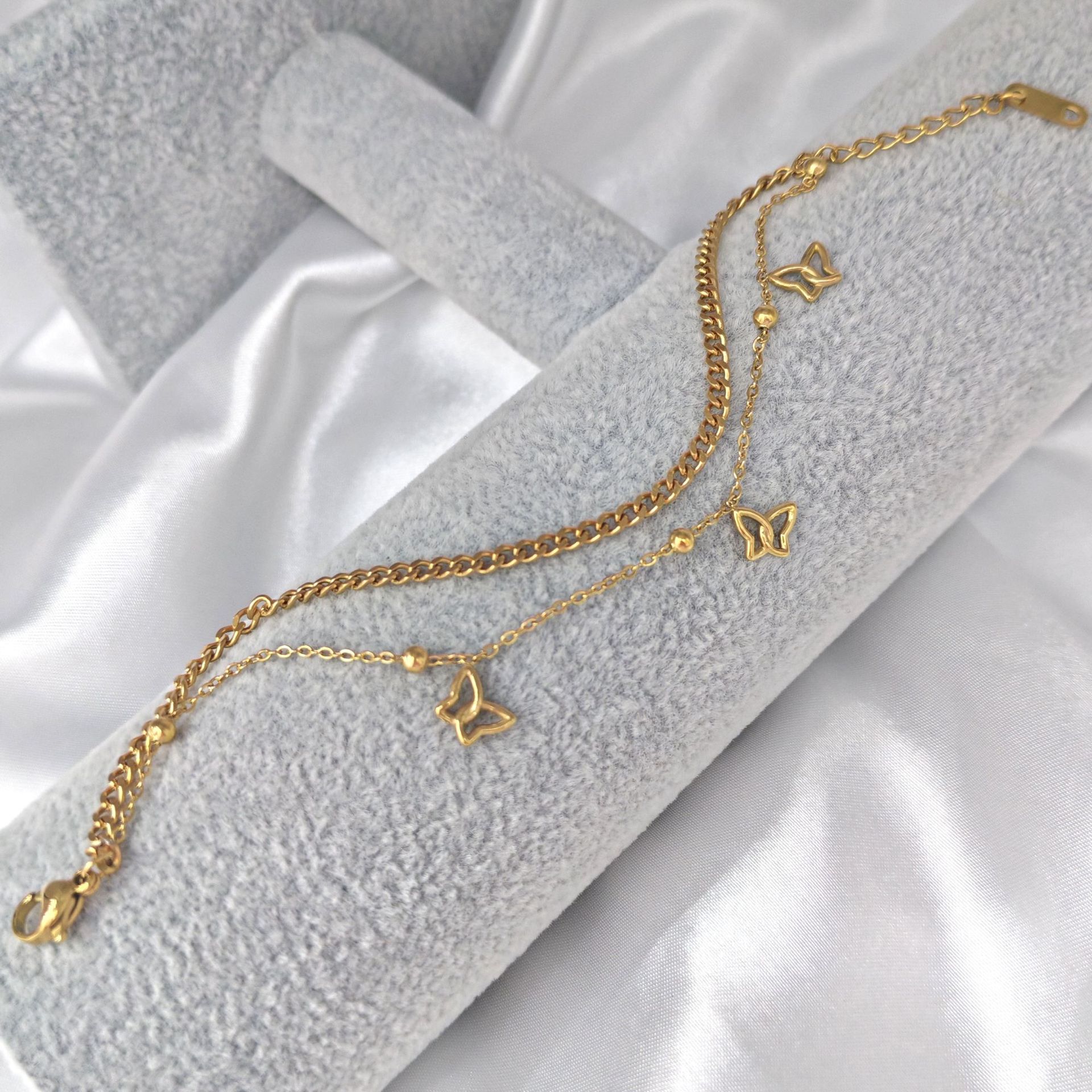 This is a trendy and fresh style zircon heart necklace that is both fashionable and versatile. It features a double-layer gold bracelet with butterfly elements and is a unique and delicate bracelet details Picture