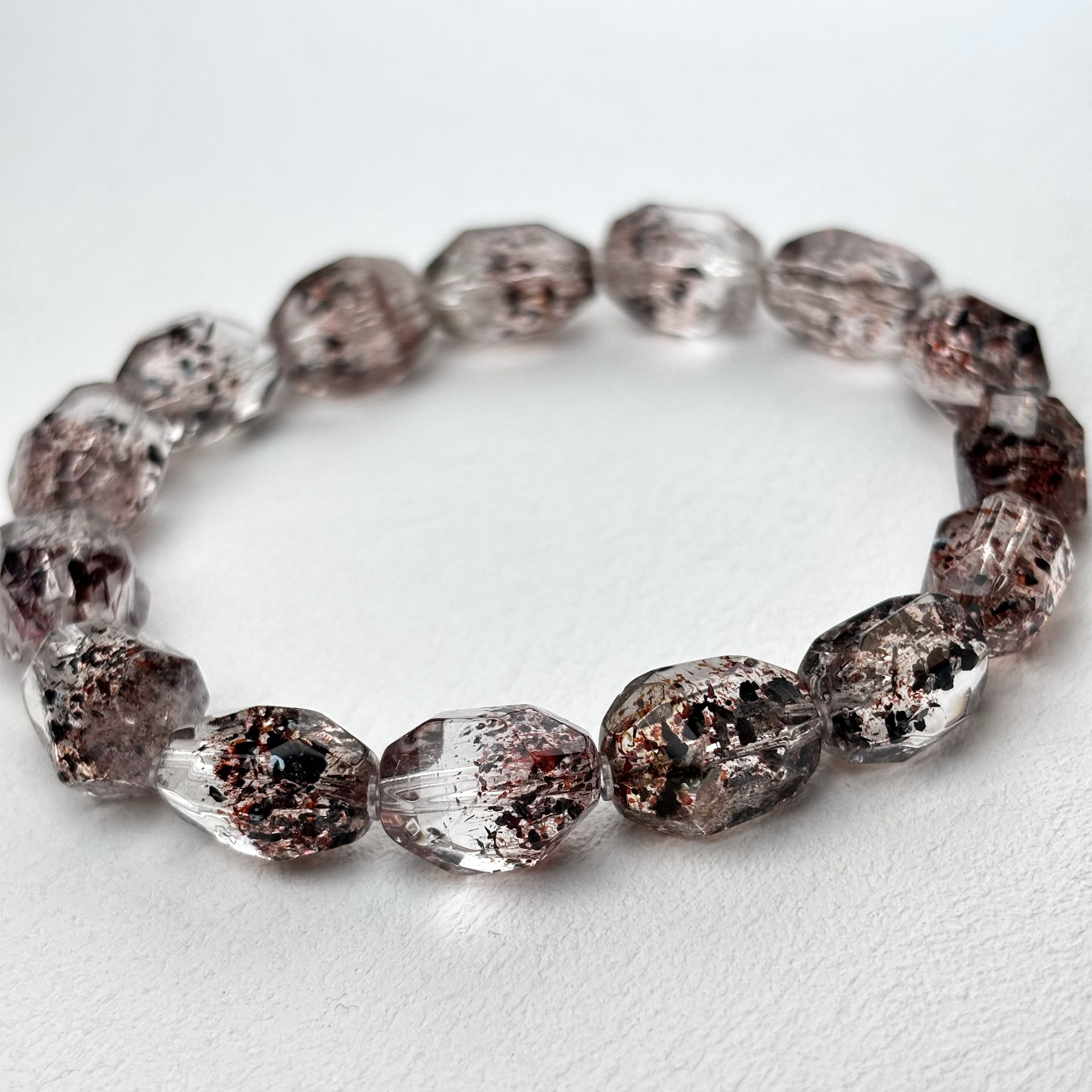 High-quality super Seven natural crystal gold strawberry Red spider lily three-wheel backbone hairpin bracelet, fashionable jewelry for women Application Scenario