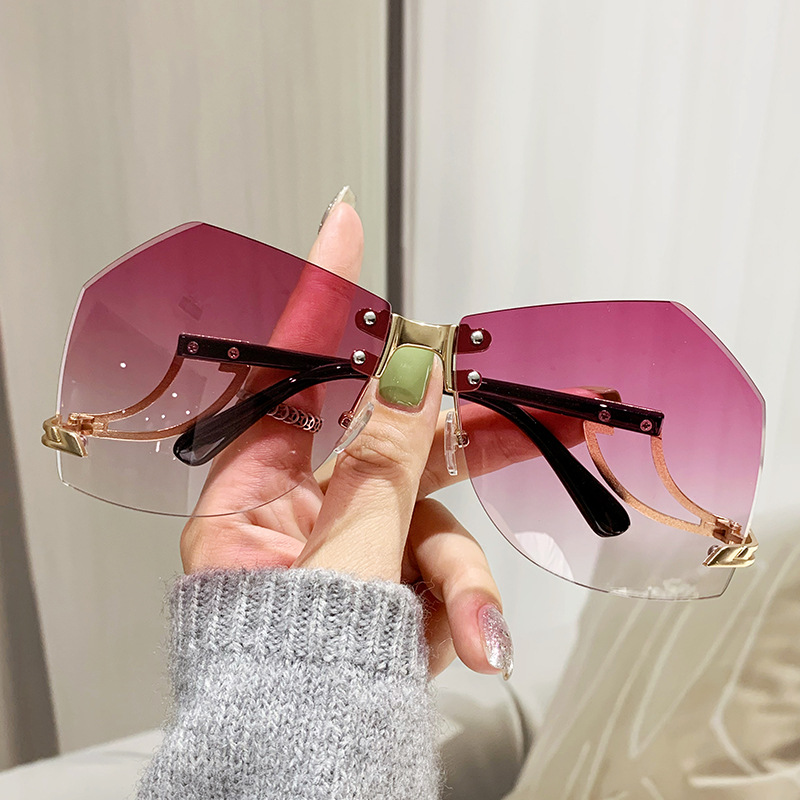 Fashionable frameless edge-cut women's sunglasses, trendy and individual, with irregular design of hollowed-out temple, ocean plate sunglasses and UV-resistant sunglasses Specification image