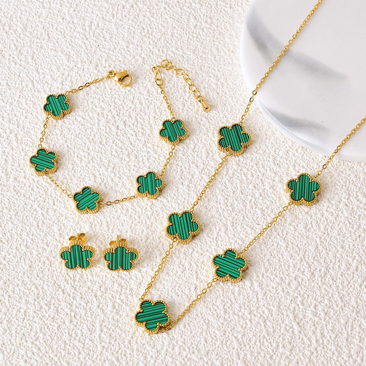 The girl's temperament is simple and individual, with a mature and elegant style. The five-leaf flower is a niche and retro titanium steel earrings, necklace, bracelet, set of earrings, and trendy earrings are all eye-catching and beautiful Application Scenario