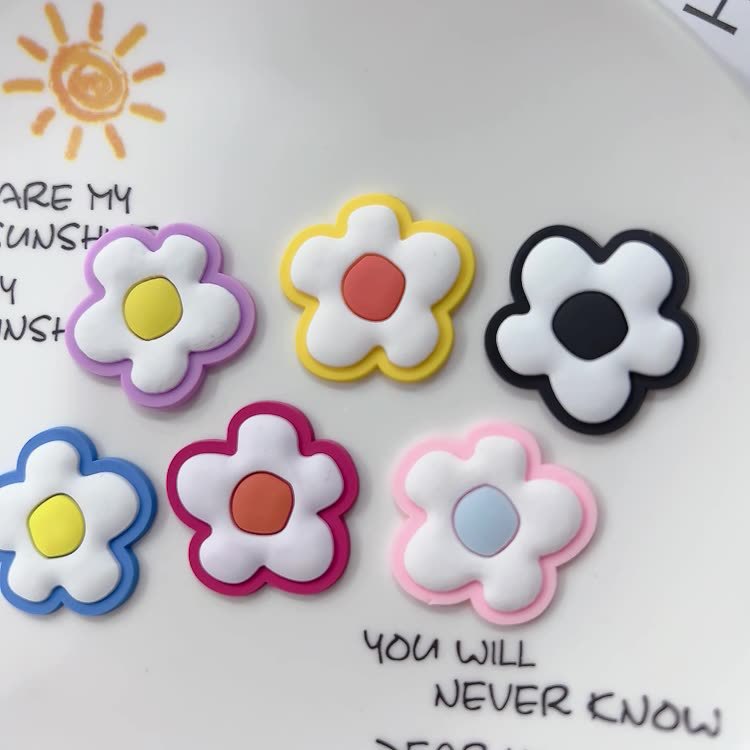 Wholesale PVC soft rubber crotch head rope accessories, three-color five-petal cherry blossom DIY cream rubber phone case accessories, shoe buckle decoration, unique design details Picture