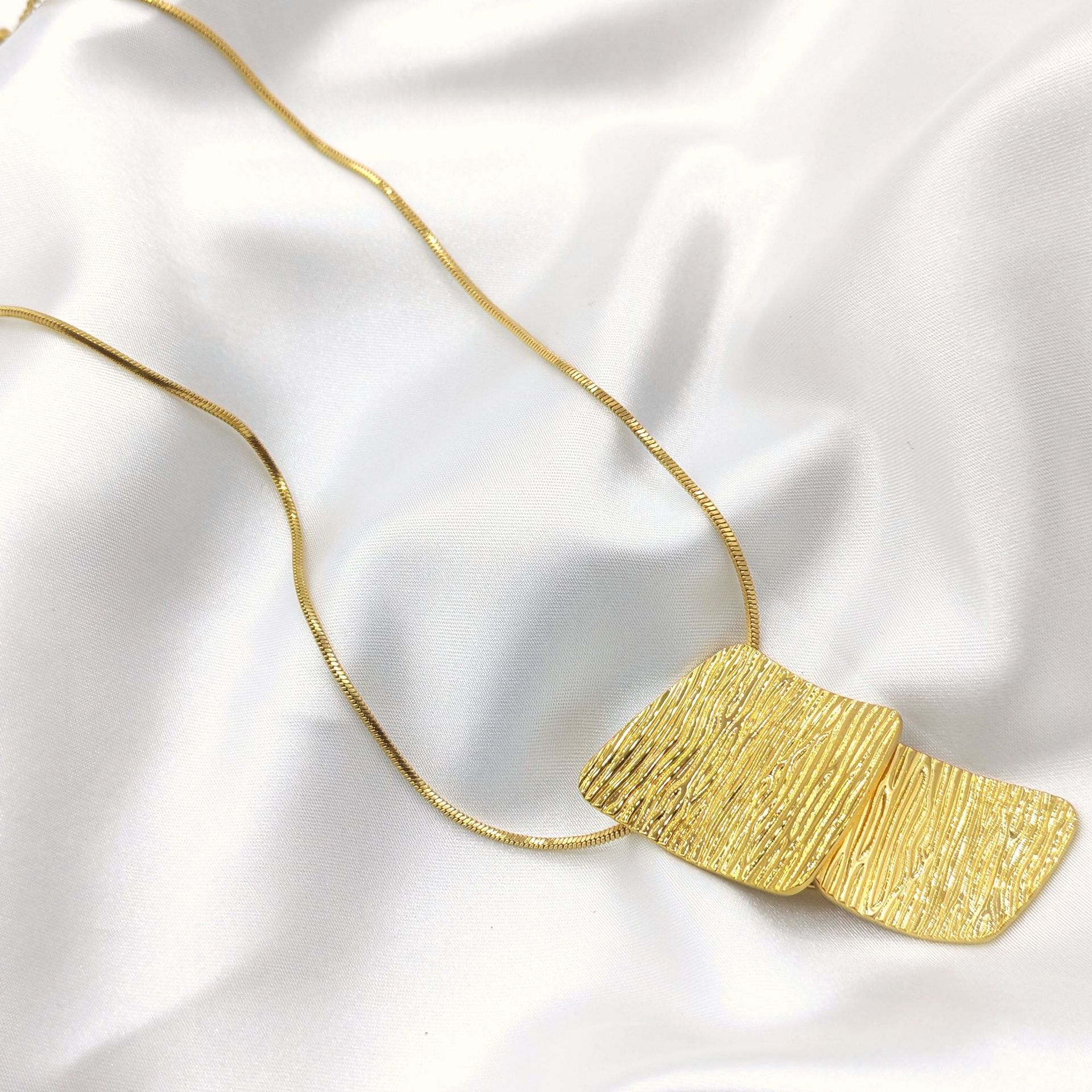 The new cross-border European and American fashion light luxury jewelry, a high-end stainless steel necklace, with a unique striped geometric design and exaggerated jewelry, showcases a distinctive charm details Picture