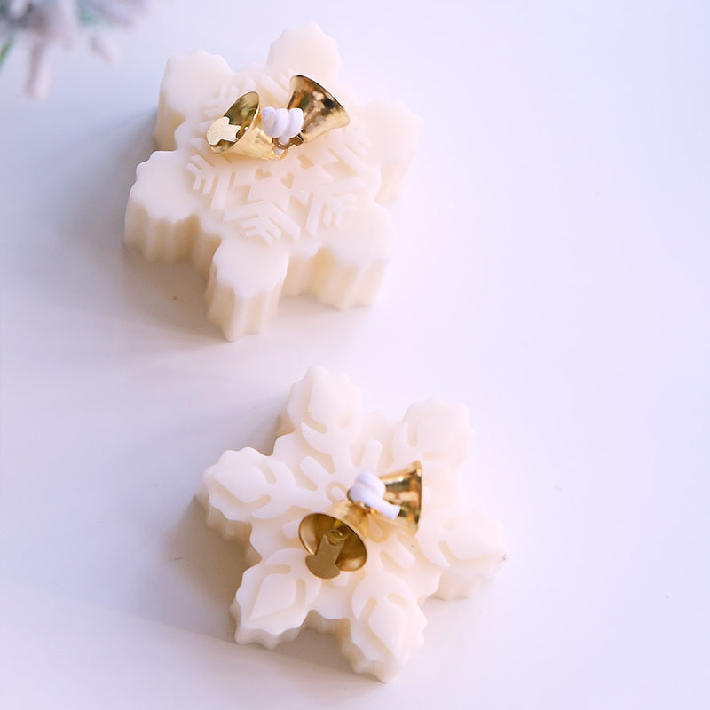 Christmas snowflake scented handcrafted candles, ins, niche romantic souvenirs, Nordic festival decoration, office atmosphere decoration items Application Scenario