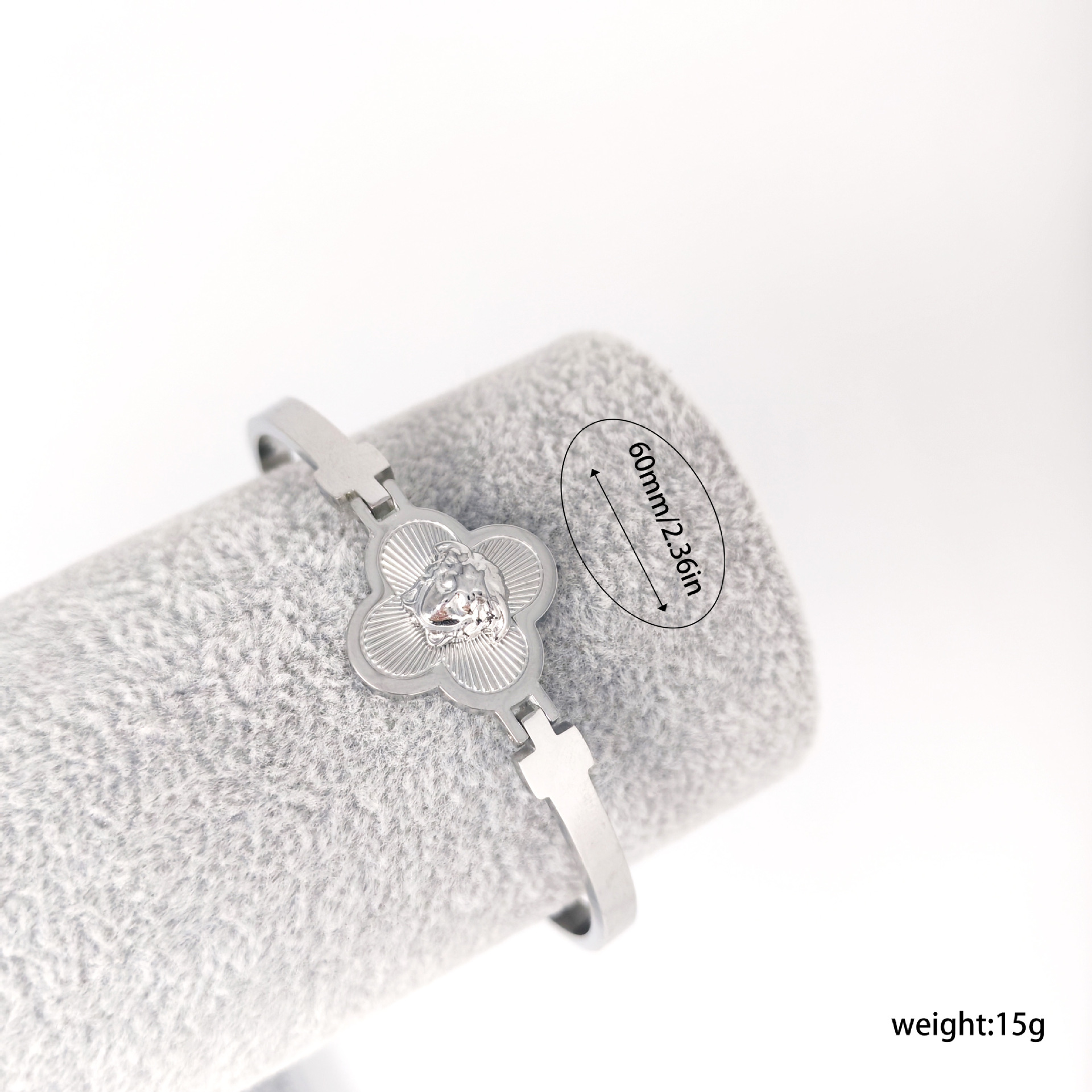 This cross-border best-selling titanium steel minimalist bracelet exudes a sense of luxury. It is a vacuum furnace electroplated four-leaf flower head stainless steel bracelet and a fashionable accessory Application Scenario