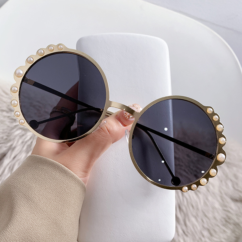Metal round-framed pearl-decorated sunglasses for women are fashionable and cute. Floral sunglasses are a must-have for summer fashion and sun protection details Picture
