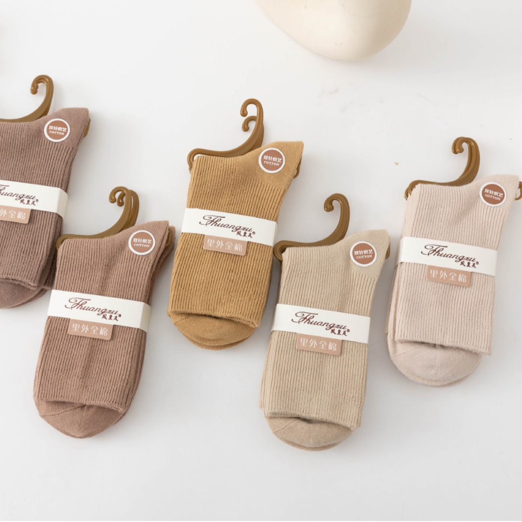 Medias de color sólido para mujeres otoño invierno nuevo jersey de algodón calcetines anti-olor sudor absorbente casual blanco y negro calcetines de algodón de doble aguja al por mayor suministro de fábrica stand Application Scenario