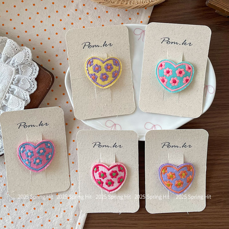 New Korean-style sweet heart-shaped embroidered flower hair clips, fabric children's broken hair side bangs clips, and girl bye-bye clips Application Scenario