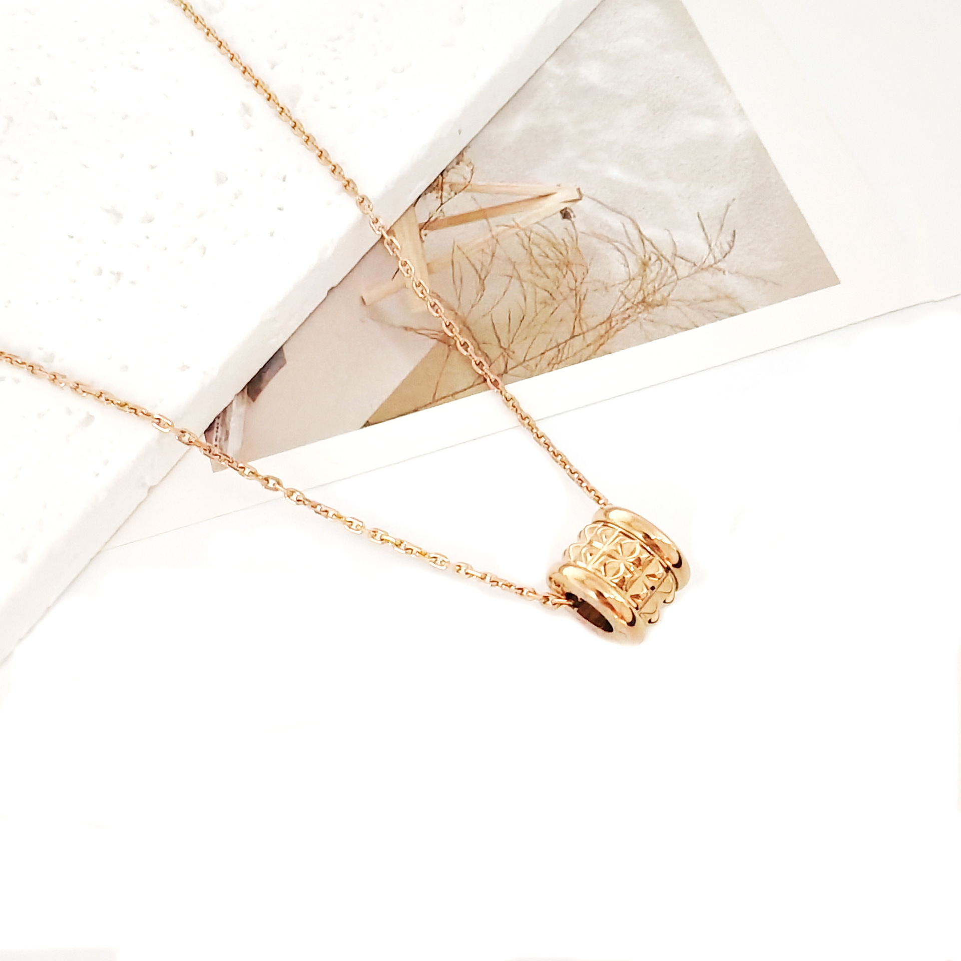 Fashionable and individual rose gold titanium steel necklace for women, diamond-encrusted collarbone chain, cylindrical thread pendant, no color fading, wear-resistant and durable Item Picture
