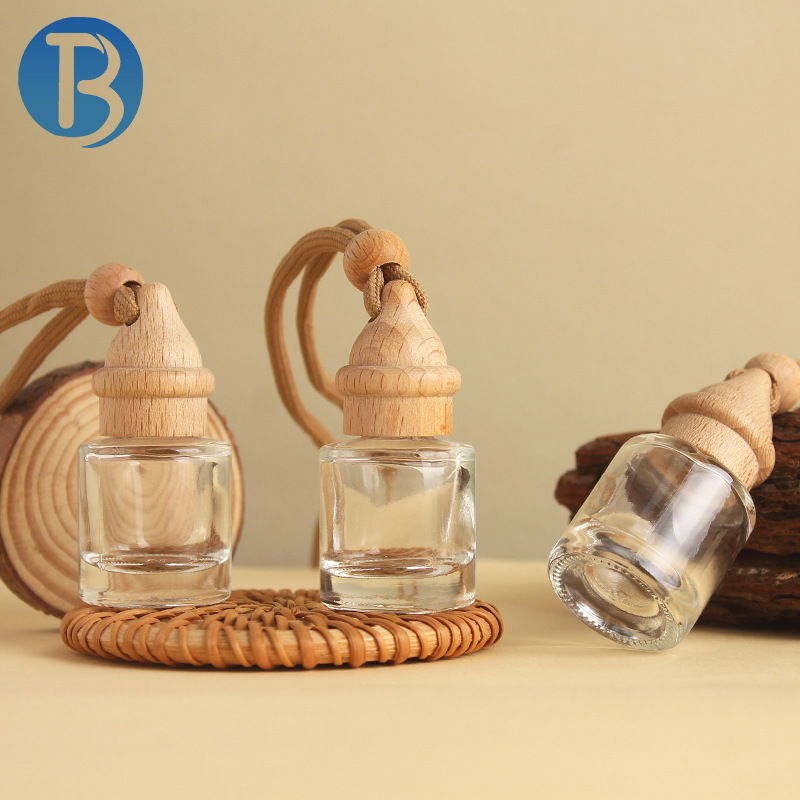 In stock, there are 8ml car perfume portioned bottles, glass bottles with hanging decorations, empty bottles, round bottle designs, wooden caps, and exquisite, durable, and convenient to carry Application Scenario