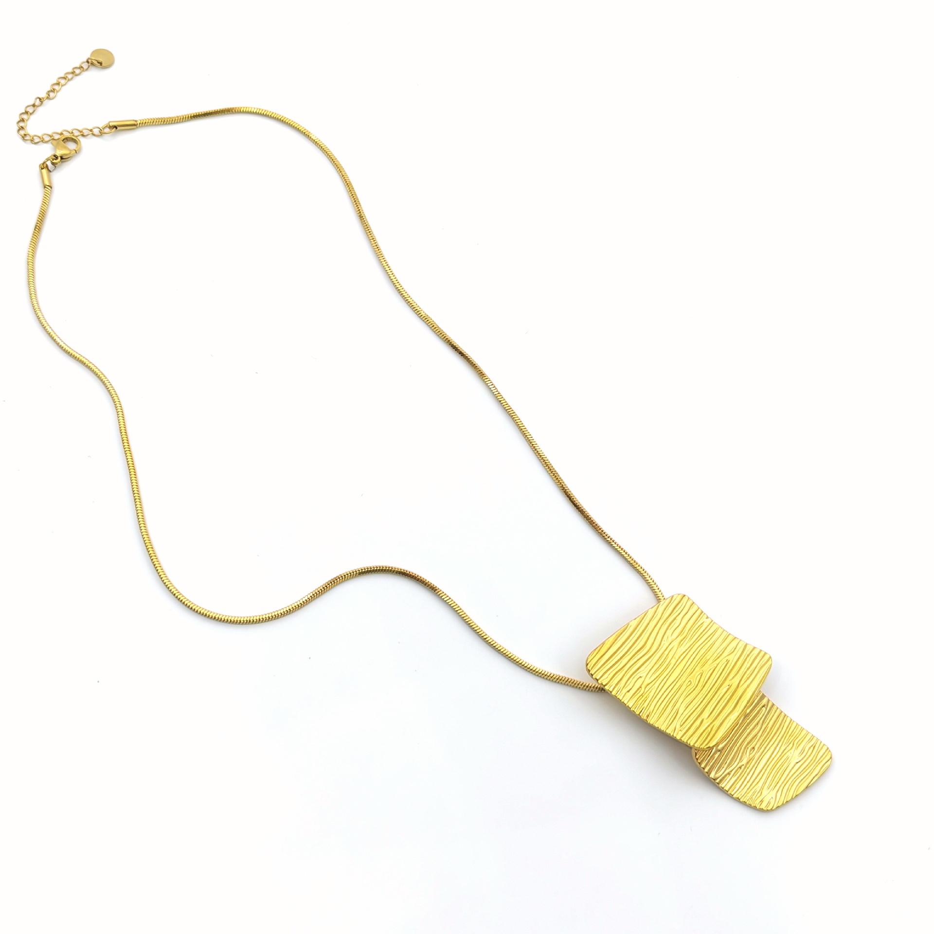 The new cross-border European and American fashion light luxury jewelry, a high-end stainless steel necklace, with a unique striped geometric design and exaggerated jewelry, showcases a distinctive charm Item Picture