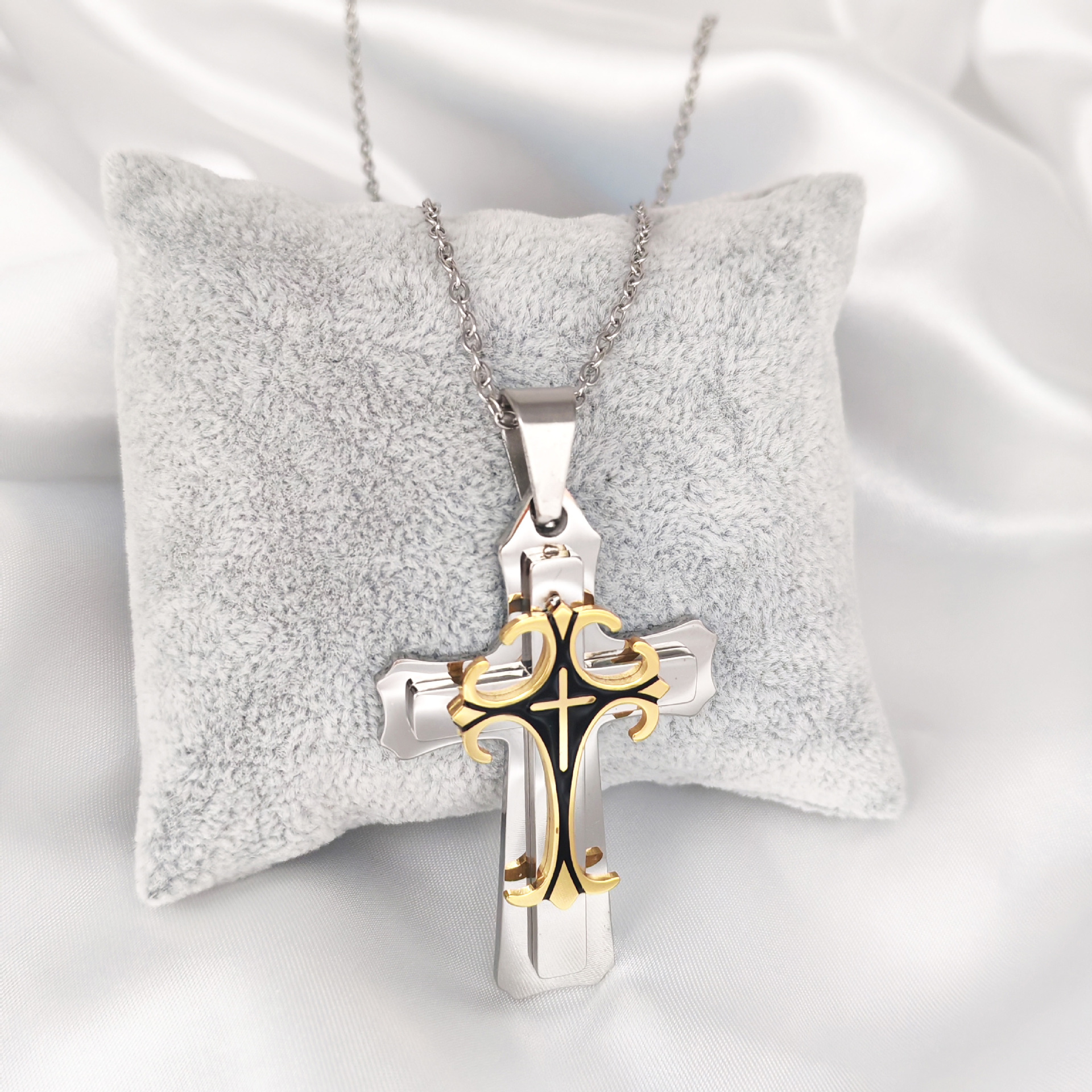 European and American hip-hop style three-layer cross pendant stainless steel men's necklace, a popular export punk accessory manufacturer, directly supplies high-quality men's jewelry Application Scenario
