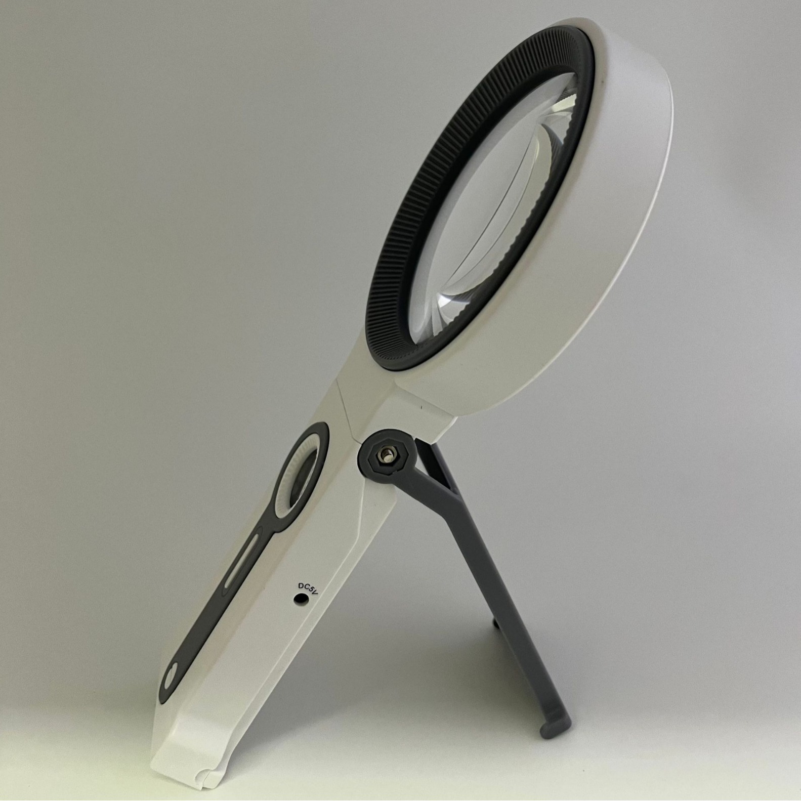 The new 7068A handheld stand type high-definition high-magnification 32-LED lamp magnifying glass with light, gift magnifying glass and razor all-in-one machine is a portable men's hairdressing tool Application Scenario