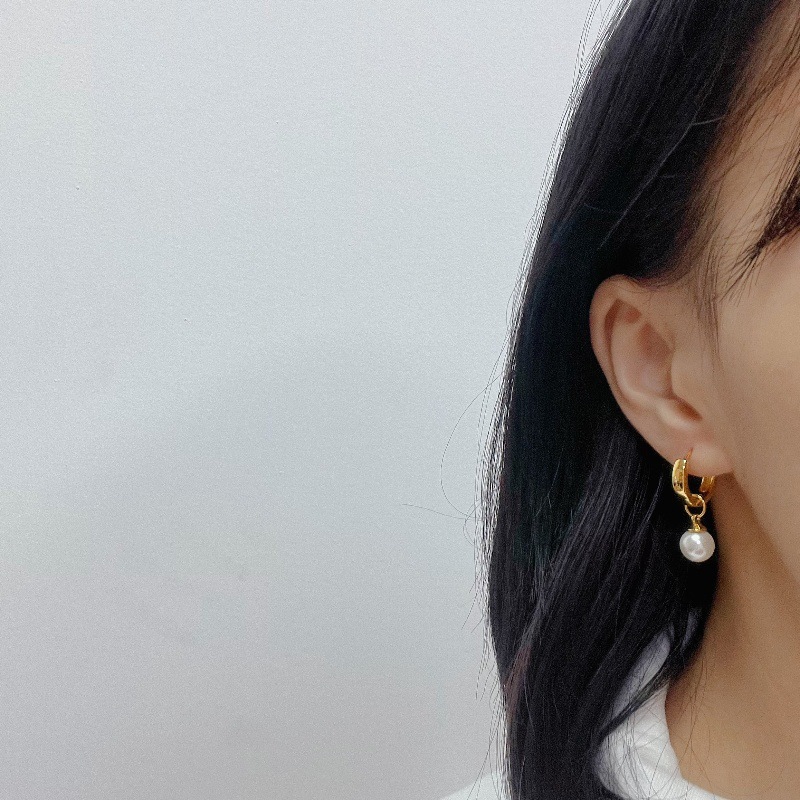 This is a rare design of titanium steel pearl earrings from Japan and South Korea. The plain ring ear buckle features a geometric shape, is exquisite and versatile, and exudes a sense of elegance. It is a women's style earring jewelry Specification image