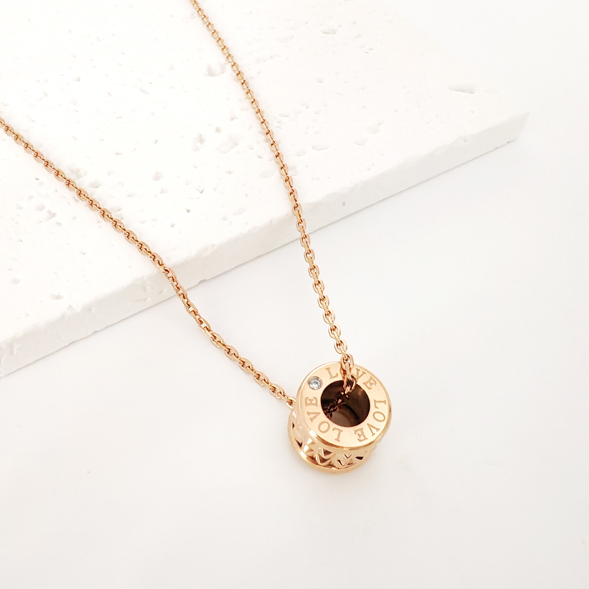 Fashionable and individual rose gold titanium steel necklace for women, diamond-encrusted collarbone chain, cylindrical thread pendant, no color fading, wear-resistant and durable details Picture