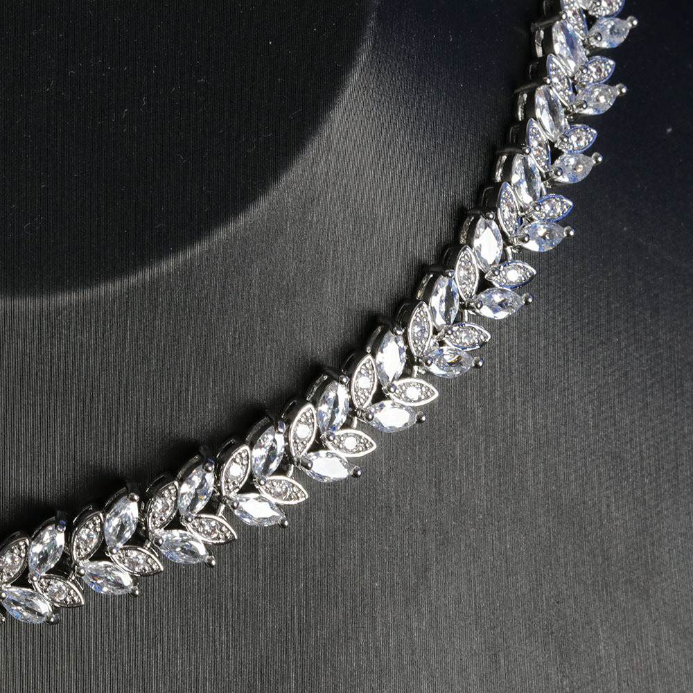 Dazzling and luxurious Zircon necklace Set: Exquisite, beautiful and dazzling jewelry. [Minimalist Jewelry Set] Two-piece necklace and earrings set. Stylish layering combination. Daily commute and date accessories. Light luxury and niche design Application Scenario