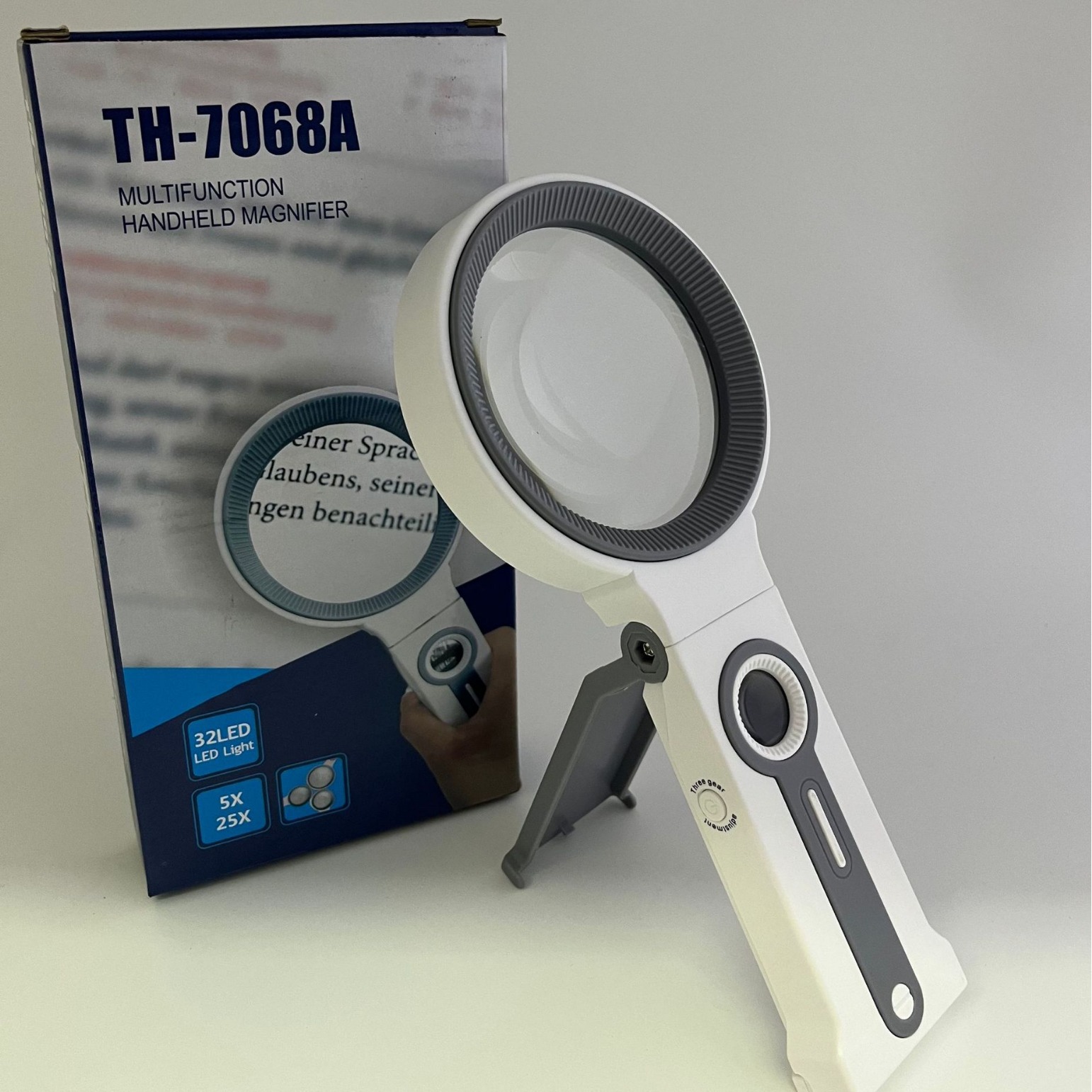 The new 7068A handheld stand type high-definition high-magnification 32-LED lamp magnifying glass with light, gift magnifying glass and razor all-in-one machine is a portable men's hairdressing tool Item Picture