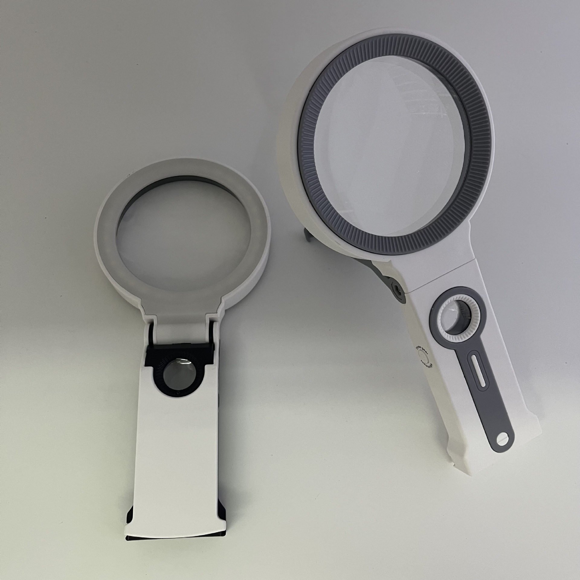 The new 7068AD handheld stand type high-definition high-magnification LED lamp magnifying glass features 32 lamp beads for bright and clear illumination. It is a gift magnifying glass with a light function Item Picture