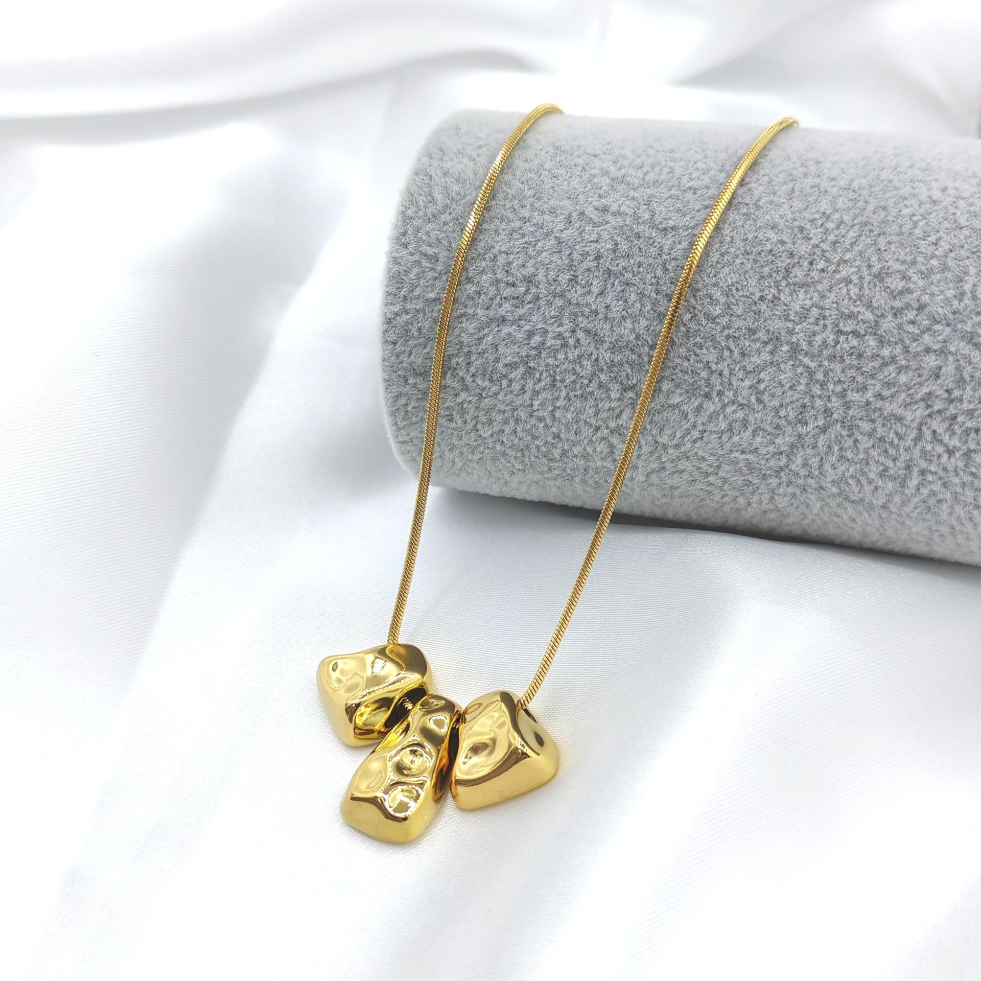 This trendy stainless steel gold-plated geometric, simple and exquisite necklace is fashionable and versatile. It is a niche women's accessory with a simple design sense and elegant charm details Picture