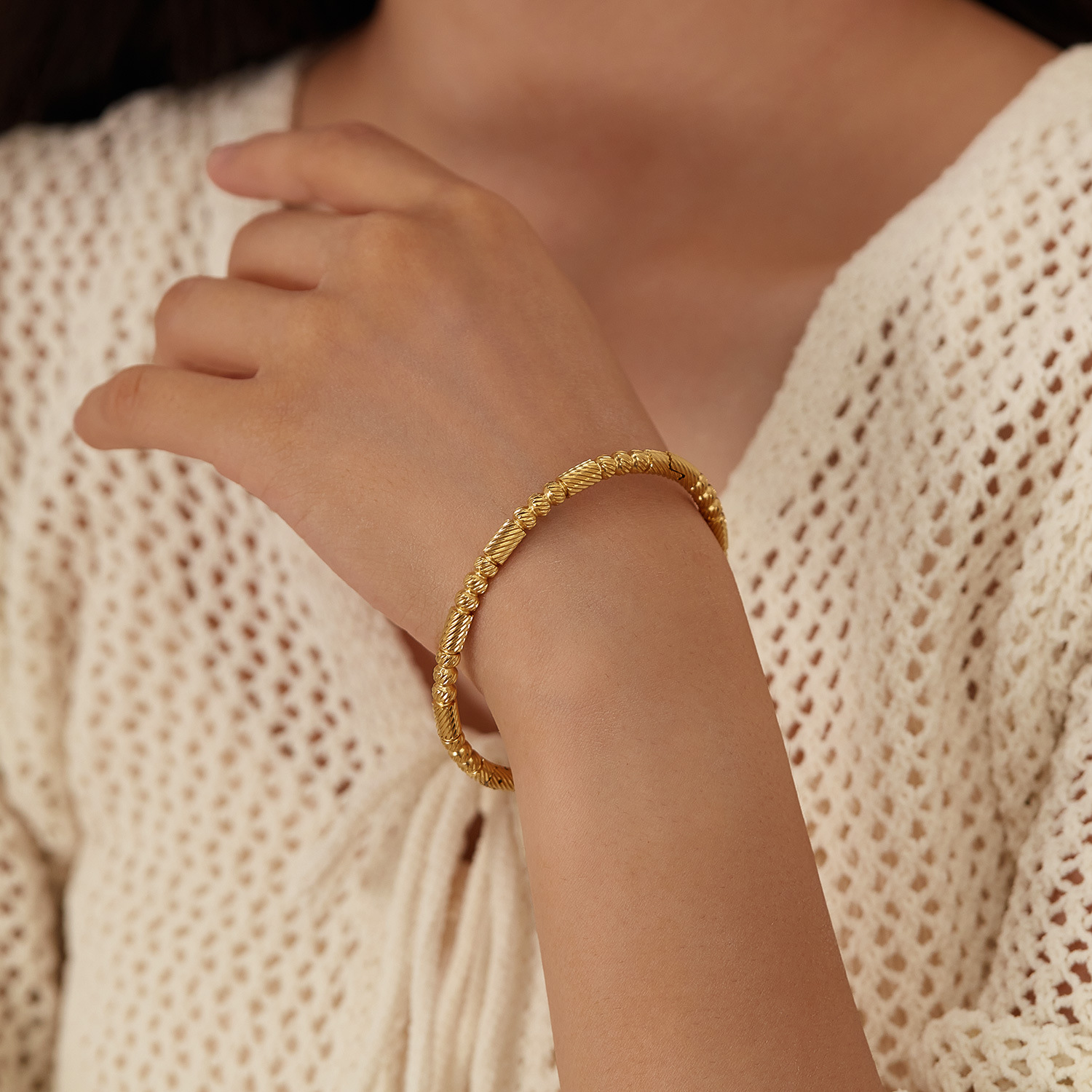 Dongguan titanium steel jewelry ladies' personalized stainless steel bracelet, gold-plated round bead geometric texture design sense bracelet, fashionable and trendy bracelet Specification image