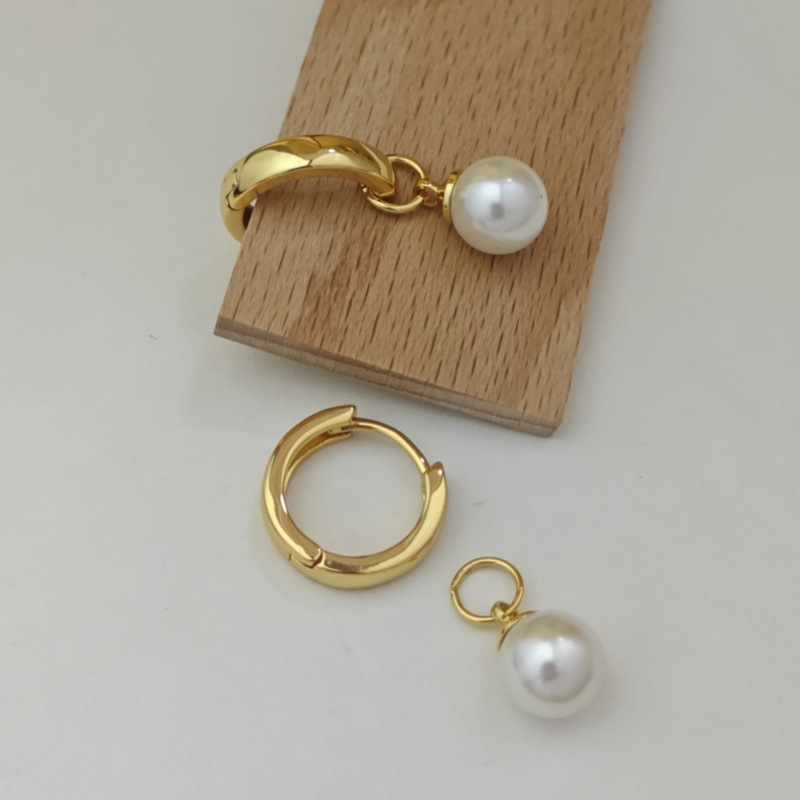 This is a rare design of titanium steel pearl earrings from Japan and South Korea. The plain ring ear buckle features a geometric shape, is exquisite and versatile, and exudes a sense of elegance. It is a women's style earring jewelry details Picture