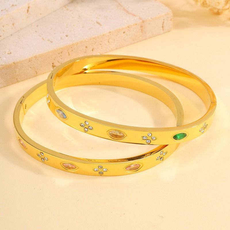 2025 New product: European and American light luxury style diamond-encrusted waterproof bracelet, colorful eyes, four-leaf clover stainless steel women's bracelet, unique design Application Scenario