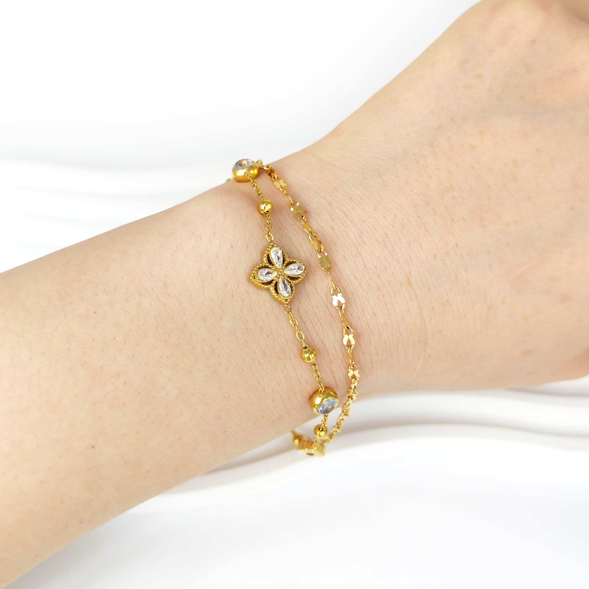 Cross-border European and American style 18K gold diamond-encrusted four-leaf clover bracelet, high-end feel, double-layer design, non-fading, handcrafted from stainless steel, factory direct sales details Picture