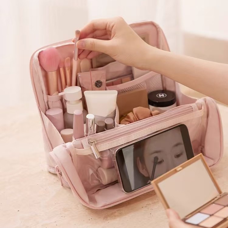 The new vertical large-capacity makeup bag has a high appearance level, is waterproof, portable, and has multiple compartments for storage. It is suitable for traveling, mom's dinner bag, and makeup and toiletries bag Application Scenario